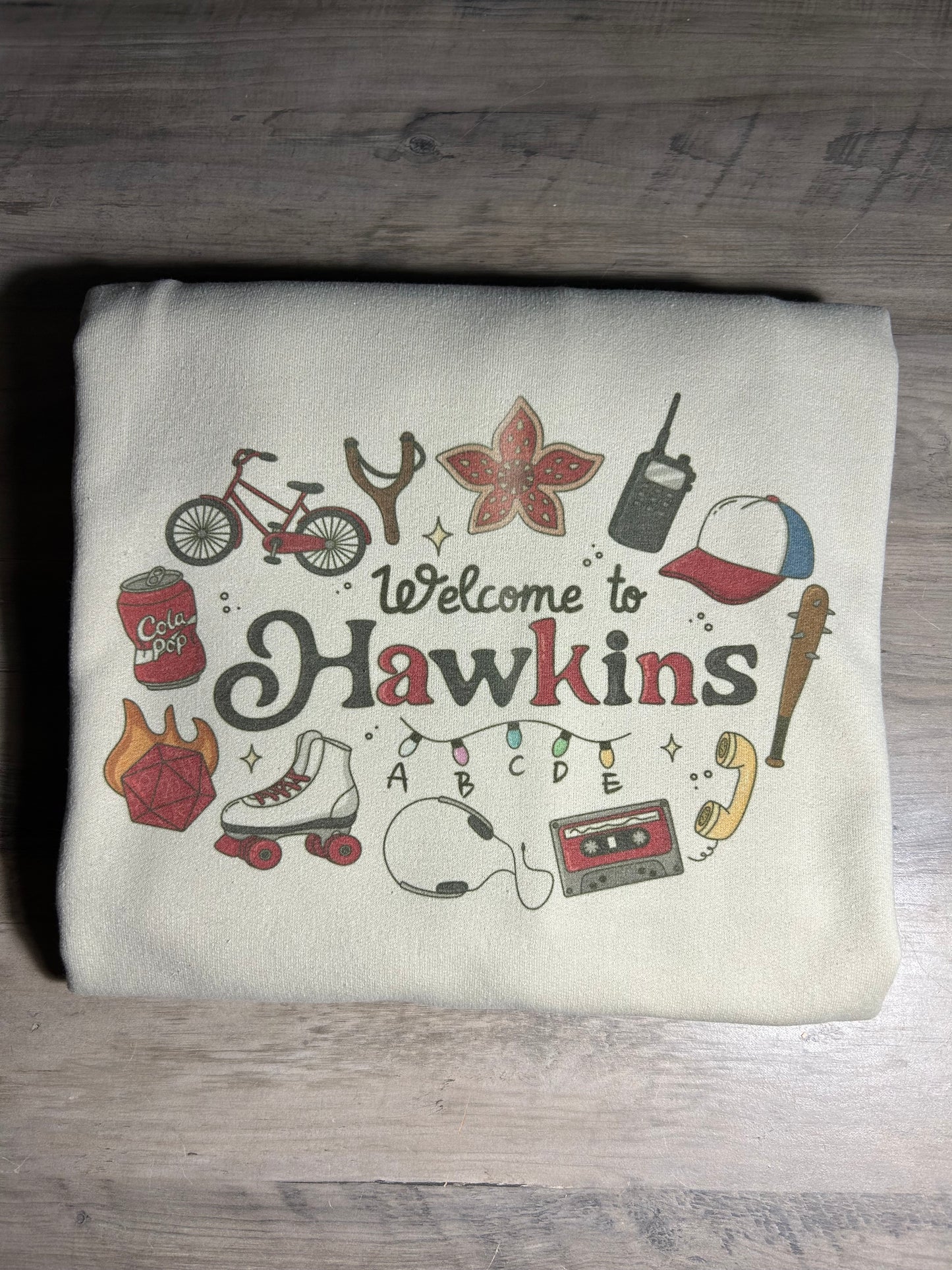 Stranger Things “Welcome to Hawkins” Unisex Soft-Style Sweatshirt – Retro ’80s Graphic Crewneck for Fans